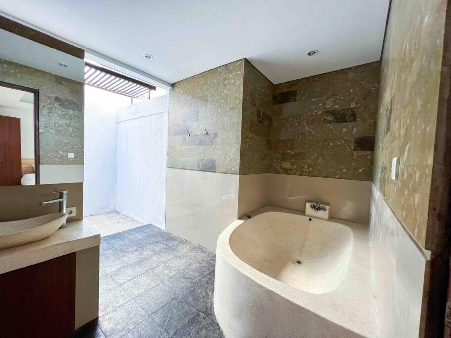 Cosy And Cheerful 2 Bedroom Villa 5Mins To Finns Canggu  Ngoại thất bức ảnh